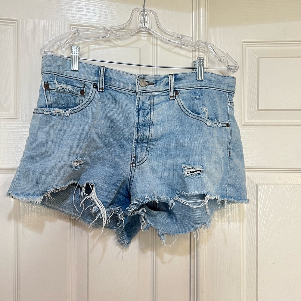 BDG Size 31W Essential Short Mid Rise High Rise Distress Cut Off Light Wash